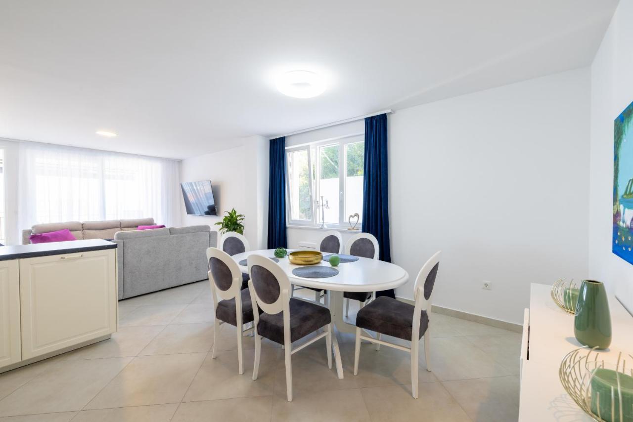 Villa Smaragd - Lapis - Luxury Apartment With Shared Pool Makarska Exterior photo
