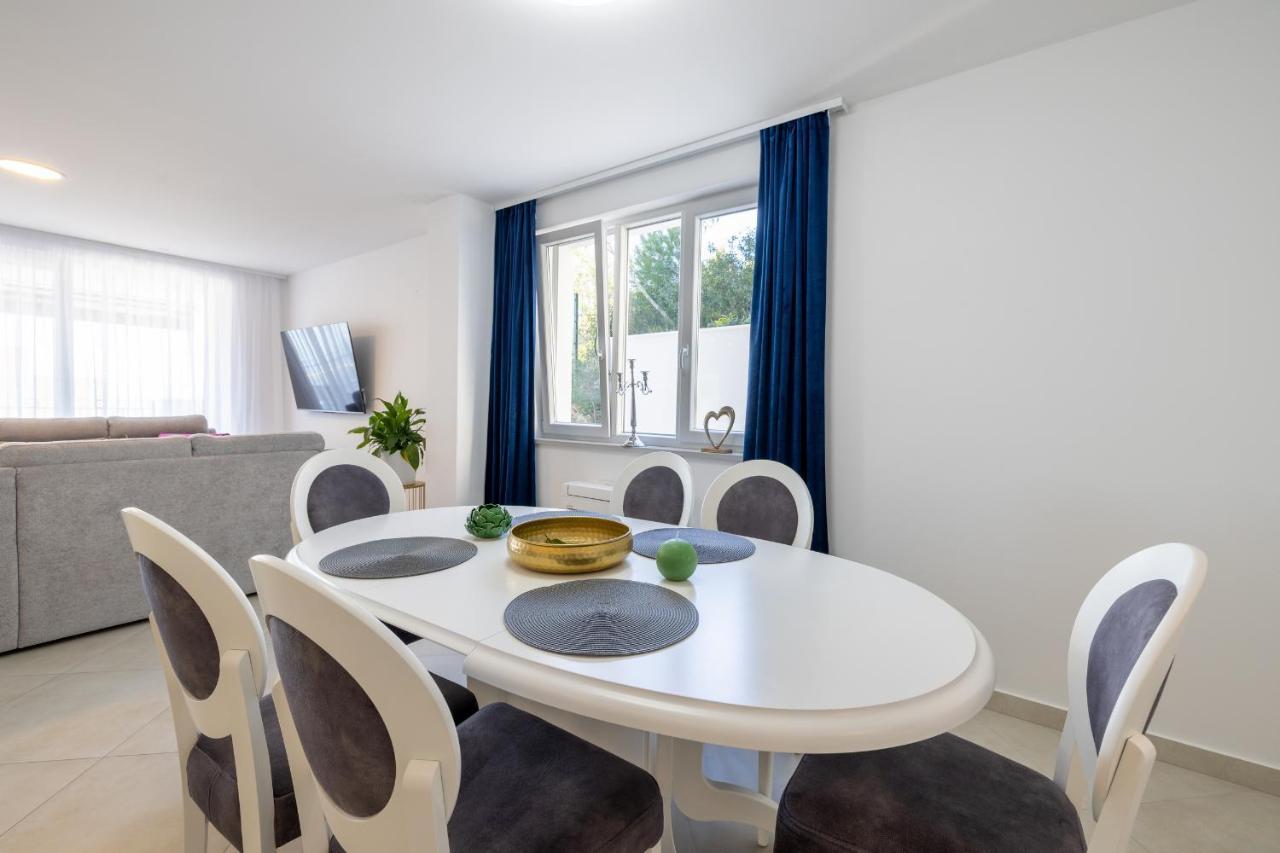 Villa Smaragd - Lapis - Luxury Apartment With Shared Pool Makarska Exterior photo