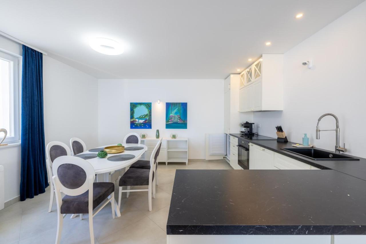 Villa Smaragd - Lapis - Luxury Apartment With Shared Pool Makarska Exterior photo