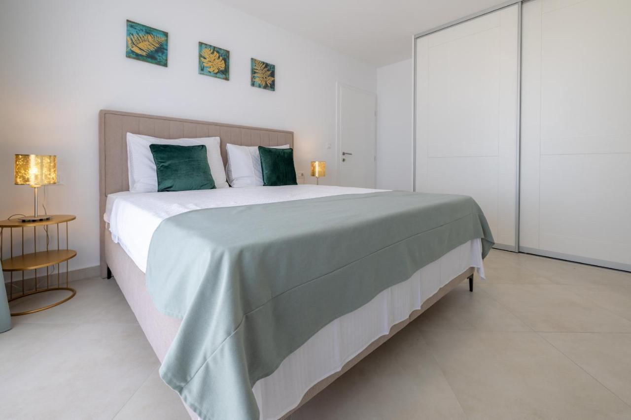 Villa Smaragd - Lapis - Luxury Apartment With Shared Pool Makarska Exterior photo