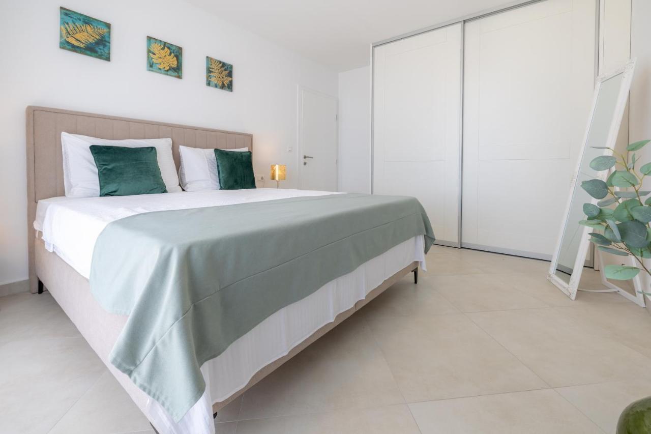 Villa Smaragd - Lapis - Luxury Apartment With Shared Pool Makarska Exterior photo